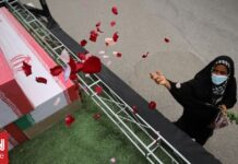 Τεχεράνη: Μνημείο με παιδικές τσάντες στη μνήμη των 168 μαθητριών που σκοτώθηκαν στη Μινάμπ