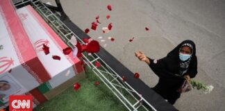 Τεχεράνη: Μνημείο με παιδικές τσάντες στη μνήμη των 168 μαθητριών που σκοτώθηκαν στη Μινάμπ