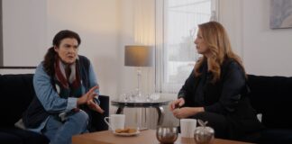 Η Ισμήνη χρηματίζει μια νοσηλεύτρια για να αρπάξει το μωρό