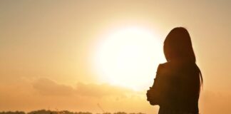 Γιατί όλοι φοβόμαστε να μείνουμε μόνοι και γιατί είναι ο πιο θεραπευτικός χρόνος