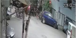 Η στιγμή που η μεθυσμένη οδηγός πέφτει πάνω στα 14 σταθμευμένα οχήματα