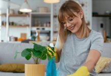 Γιατί μας ηρεμεί να καθαρίζουμε; Η ψυχολογία της τάξης και του χάους