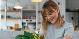 Γιατί μας ηρεμεί να καθαρίζουμε; Η ψυχολογία της τάξης και του χάους