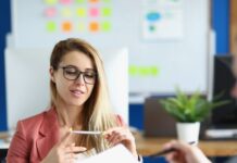 Ακούς ή περιμένεις να μιλήσεις; Η επιστήμη της ενεργητικής ακρόασης