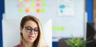 Ακούς ή περιμένεις να μιλήσεις; Η επιστήμη της ενεργητικής ακρόασης