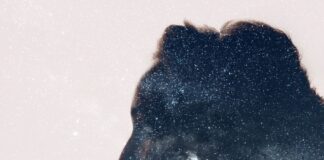 Caroline Myss: «Η εσωτερική δύναμη γεννιέται όταν παύουμε να προδίδουμε τον εαυτό μας»