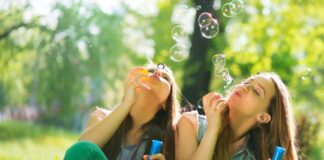 Κάθε φίλος αντιπροσωπεύει έναν κόσμο μέσα μας, που ίσως να μην γεννιόταν ποτέ αν δεν υπήρχε αυτός ο άνθρωπος