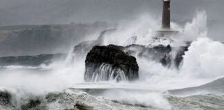 Στο μάτι της «Τερέζας» οι Κανάριες Νήσοι: Άνεμοι 140 χλμ/ώρα, γιγάντια κύματα, εκατοντάδες εγκλωβισμένοι
