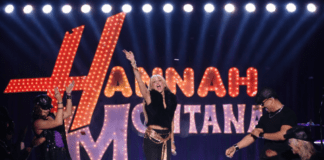 Δύο δεκαετίες μετά: Η Miley Cyrus επιστρέφει στη «Χάνα Μοντάνα» και σε μια ολόκληρη εποχή