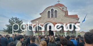 Πύργος: Ράγισαν καρδιές στην κηδεία του 18χρονου που έπεσε από μπαλκόνι