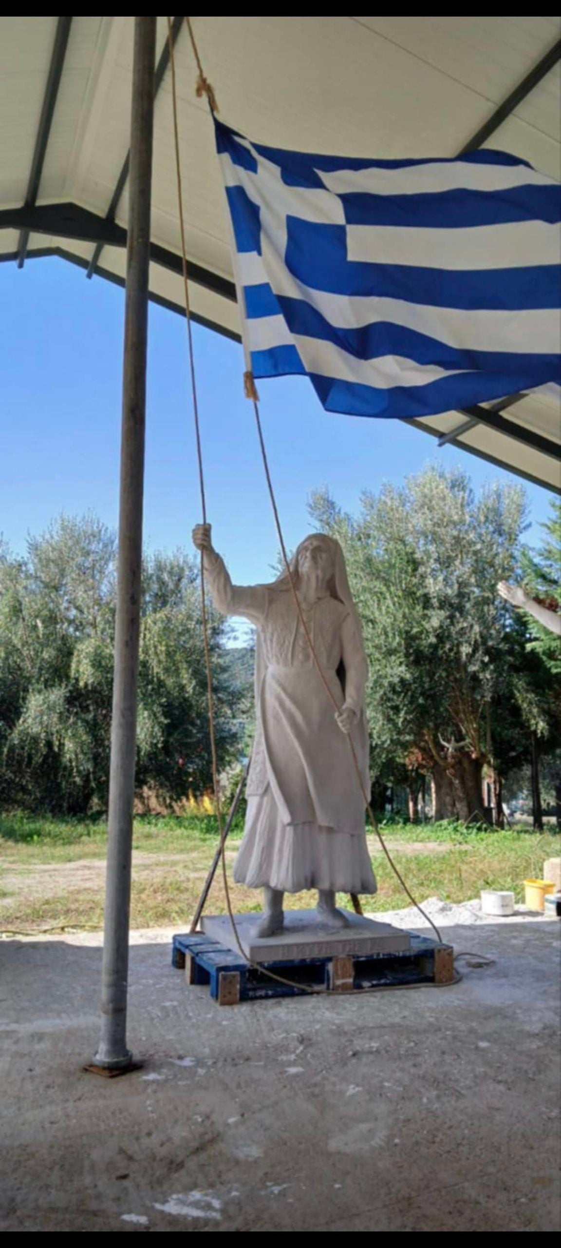 Κυρά της Ρω, ανδριάντας 