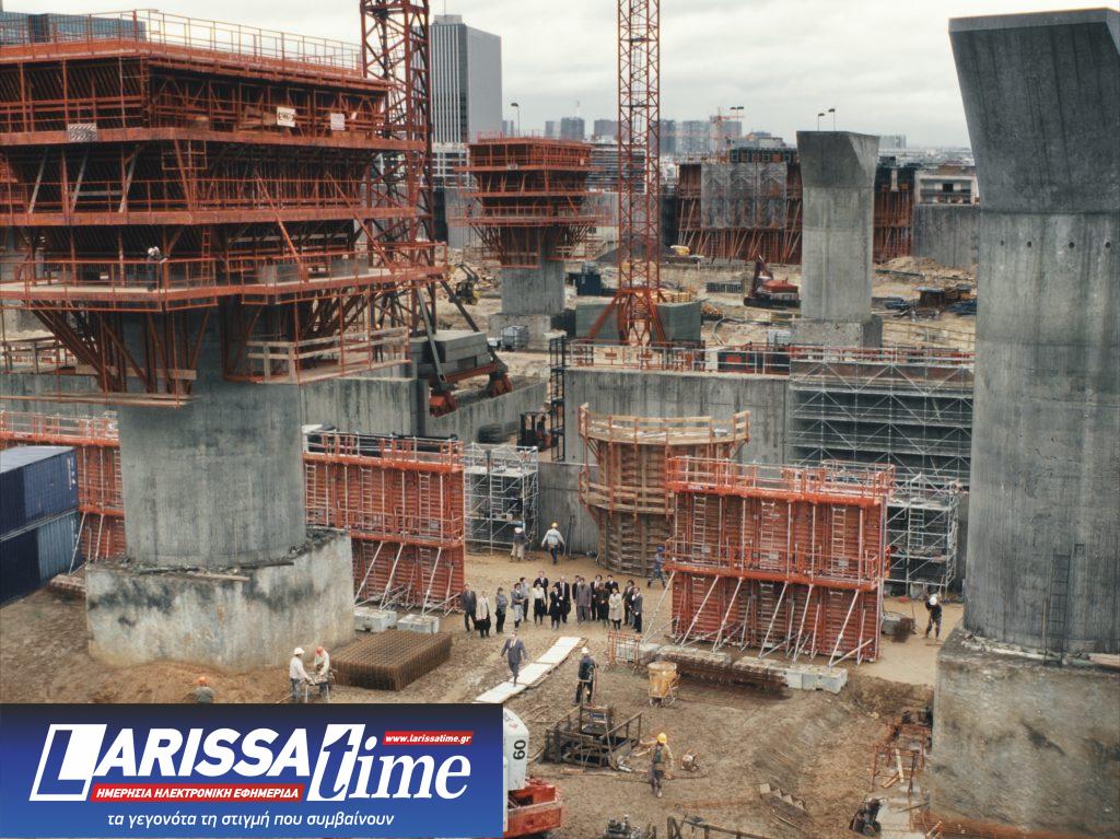 Ο Στεφάν Ντεμουστιέ για τον «Άγνωστο της Μεγάλης Αψίδας»: Όταν η αρχιτεκτονική γίνεται κινηματογραφικό θρίλερ