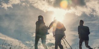 Πώς το περπάτημα δίπλα σε κάποιον συγχρονίζει τα βήματα και τις σκέψεις μας