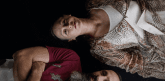 «Πρόσωπα στην Άμμο»: Μια σκηνική σύνθεση για όσα μένουν, και όσα σβήνουν