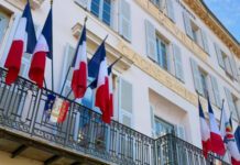 Δήμαρχοι εκλεγμένοι με την ακροδεξιά στη Γαλλία κατέβασαν από τα δημαρχεία τους τις ευρωπαϊκές σημαίες