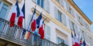 Δήμαρχοι εκλεγμένοι με την ακροδεξιά στη Γαλλία κατέβασαν από τα δημαρχεία τους τις ευρωπαϊκές σημαίες