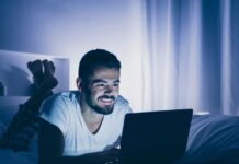 Εκδικητική αναβολή του ύπνου: Σαμποτάρουμε τη νύχτα μας για να “πάρουμε πίσω” τη μέρα;