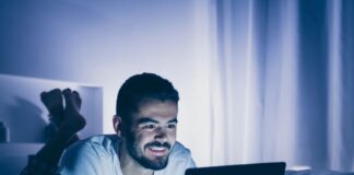 Εκδικητική αναβολή του ύπνου: Σαμποτάρουμε τη νύχτα μας για να “πάρουμε πίσω” τη μέρα;