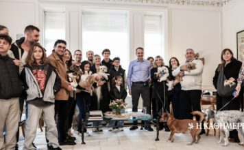 Συνάντηση Μητσοτάκη με Ελληνες που επαναπατρίστηκαν μαζί με τα ζώα συντροφιάς τους