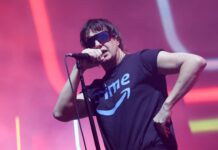 Coachella 2026: Οι Strokes μετέτρεψαν τη σκηνή σε πολιτική διαμαρτυρία για τις αμερικανικές παρεμβάσεις