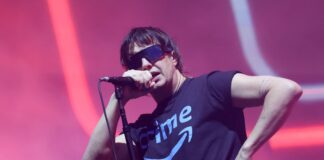 Coachella 2026: Οι Strokes μετέτρεψαν τη σκηνή σε πολιτική διαμαρτυρία για τις αμερικανικές παρεμβάσεις