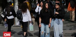 Ιράν: Η μαντίλα πέφτει σιγά-σιγά, αλλά οι περιορισμοί παραμένουν