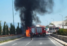 Λάρισα: Aυτοκίνητο τυλίχθηκε στις φλόγες