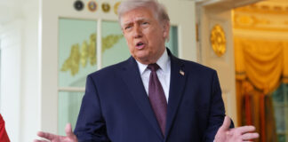 Τραμπ: «Κάνω καλές συζητήσεις» με Πούτιν και Ζελένσκι για τον τερματισμό του πολέμου στην Ουκρανία