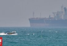 Εγκλωβισμένες στα Στενά του Ορμούζ ΗΠΑ και Ιράν – Ορατός ο κίνδυνος μιας παγκόσμιας ύφεσης