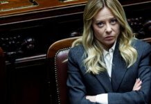 Ακροβατώντας μεταξύ Τραμπ και πολιτικής φθοράς – Η Τζόρτζια Μελόνι με την πλάτη στον τοίχο