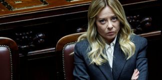 Ακροβατώντας μεταξύ Τραμπ και πολιτικής φθοράς – Η Τζόρτζια Μελόνι με την πλάτη στον τοίχο