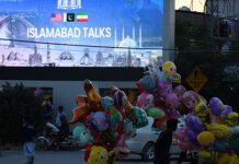 Πακιστάν: «Βαριέμαι μέχρι θανάτου» – Οι δημοσιογράφοι περιμένουν άπρακτοι μια είδηση για τις συνομιλίες Ιράν και ΗΠΑ