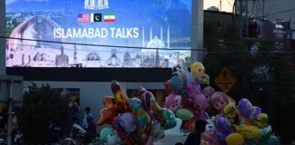 Πακιστάν: «Βαριέμαι μέχρι θανάτου» – Οι δημοσιογράφοι περιμένουν άπρακτοι μια είδηση για τις συνομιλίες Ιράν και ΗΠΑ