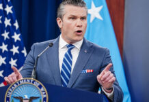 Εκκαθαρίσεις, θρησκεία, πόλεμος: Το Πεντάγωνο στη δίνη ενός αχαλίνωτου Χέγκσεθ, που κάνει «πολιτιστικό πόλεμο»