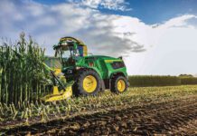 Σταθερές αποδόσεις ακόμα και σε δύσκολες συνθήκες συγκομιδής με καινοτόμες ενσιρωτικές John Deere F8