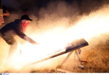 Βροντάδο Χίου – Ρουκετοπόλεμος: Χιλιάδες ρουκέτες έδωσαν το μήνυμα της συνέχισης του εθίμου και φέτος