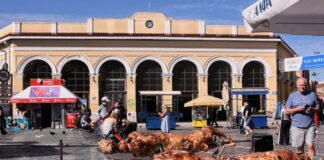 Πάσχα στο Μοναστηράκι: Από τα ξημερώματα στήθηκαν οι σούβλες στο κέντρο της Αθήνας