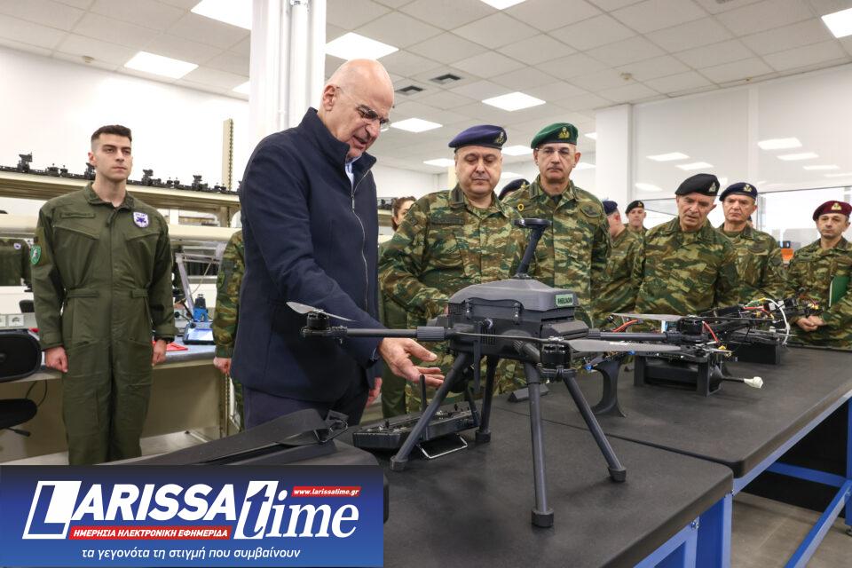 Στο 306 Εργοστάσιο Βάσης Τηλεπικοινωνιών ο Νίκος Δένδιας – «Μεγάλη πρόοδος στην ανάπτυξη σταθμών παραγωγής drones»-1