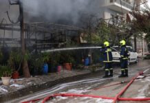 Υπό έλεγχο η φωτιά που ξέσπασε σε κατάστημα ανταλλακτικών