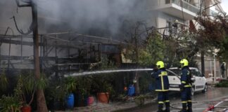 Υπό έλεγχο η φωτιά που ξέσπασε σε κατάστημα ανταλλακτικών