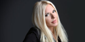 Η Αννίτα Πάνια κλείνει τα 56: Ο πασίγνωστος άντρας που κρύβει, το διαζύγιο και ο κούκλος 18χρονος γιος