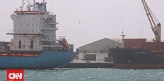 Πειρατές έκαναν ρεσάλτο σε φορτηγό πλοίο και το οδηγούν προς τη Σομαλία