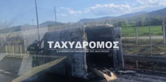 Στις φλόγες τυλίχθηκε ασθενοφόρο του ΕΚΑΒ Βόλου κατά τη διάρκεια διακομιδής 12χρονου