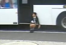 Αυστραλία: Παγιδευμένος 12χρονος κρέμεται από πόρτα λεωφορείου για 350 μέτρα