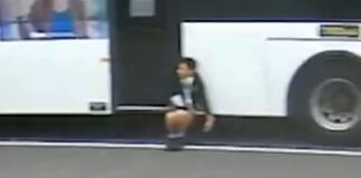 Αυστραλία: Παγιδευμένος 12χρονος κρέμεται από πόρτα λεωφορείου για 350 μέτρα