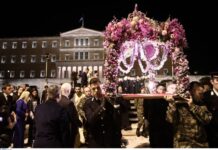 Μεγάλη Παρασκευή: Γιατί περνάμε κάτω από τον Επιτάφιο