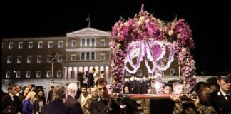 Μεγάλη Παρασκευή: Γιατί περνάμε κάτω από τον Επιτάφιο