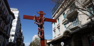 Θεσσαλονίκη: Αντάμωσαν και φέτος πέντε Επιτάφιοι στην πλατεία Αριστοτέλους