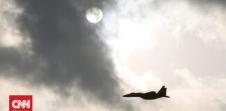 «Να κρυφτείς, να βρεις νερό…»: Βετεράνος αεροπόρος περιγράφει τι πρέπει να κάνει πιλότος