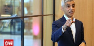 Αστυνομικοί παράτησαν σακίδιο με όπλα έξω από την κατοικία του δημάρχου του Λονδίνου